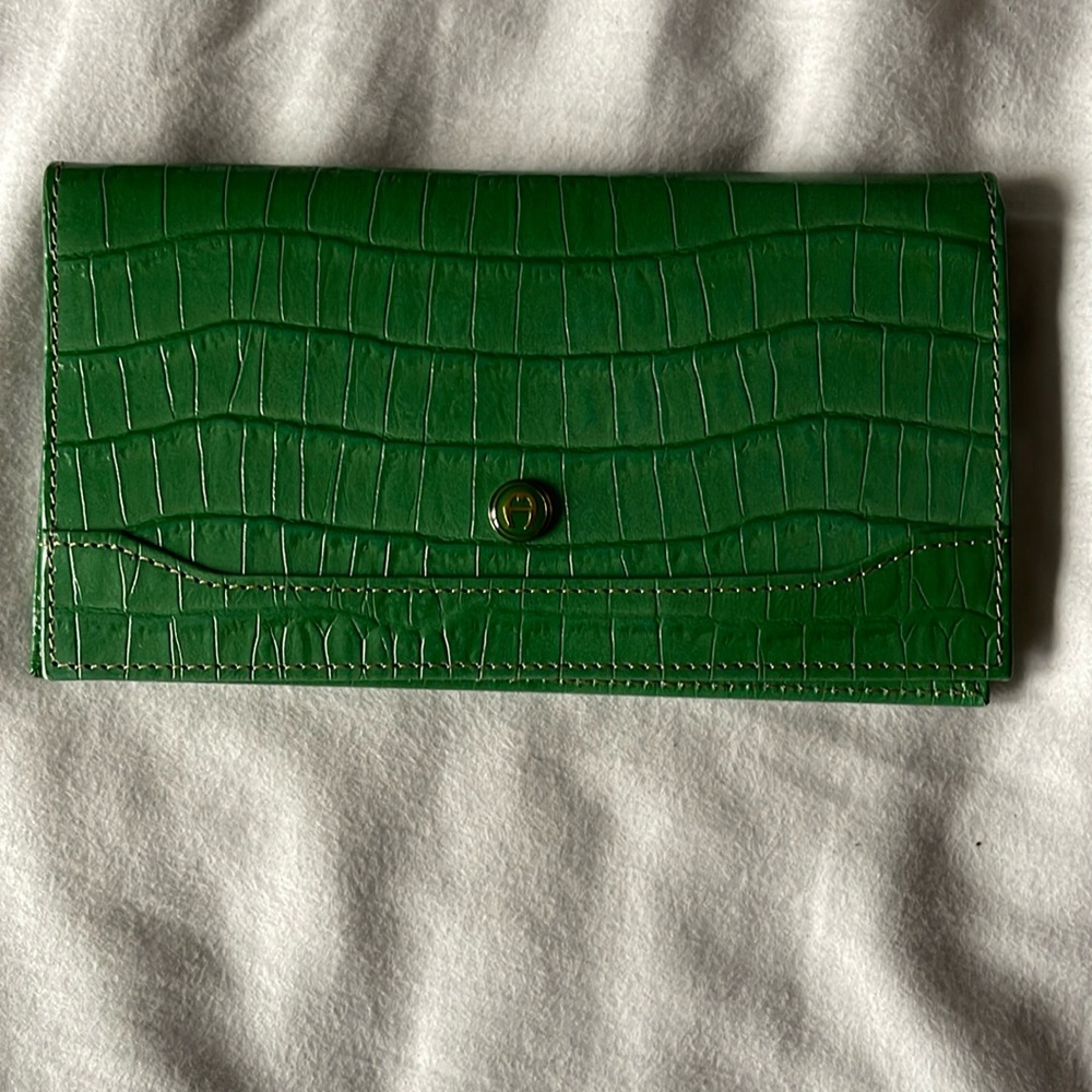 Green cheque book